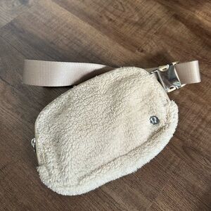 Lululemon Everywhere Belt Bag 1L Fleece Ivory/Trench - SOLD OUT!